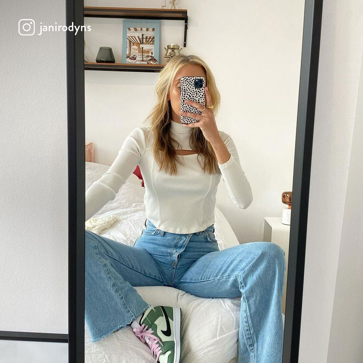 Almond Latte - iPhone 15 Pro Max ケース | BURGA